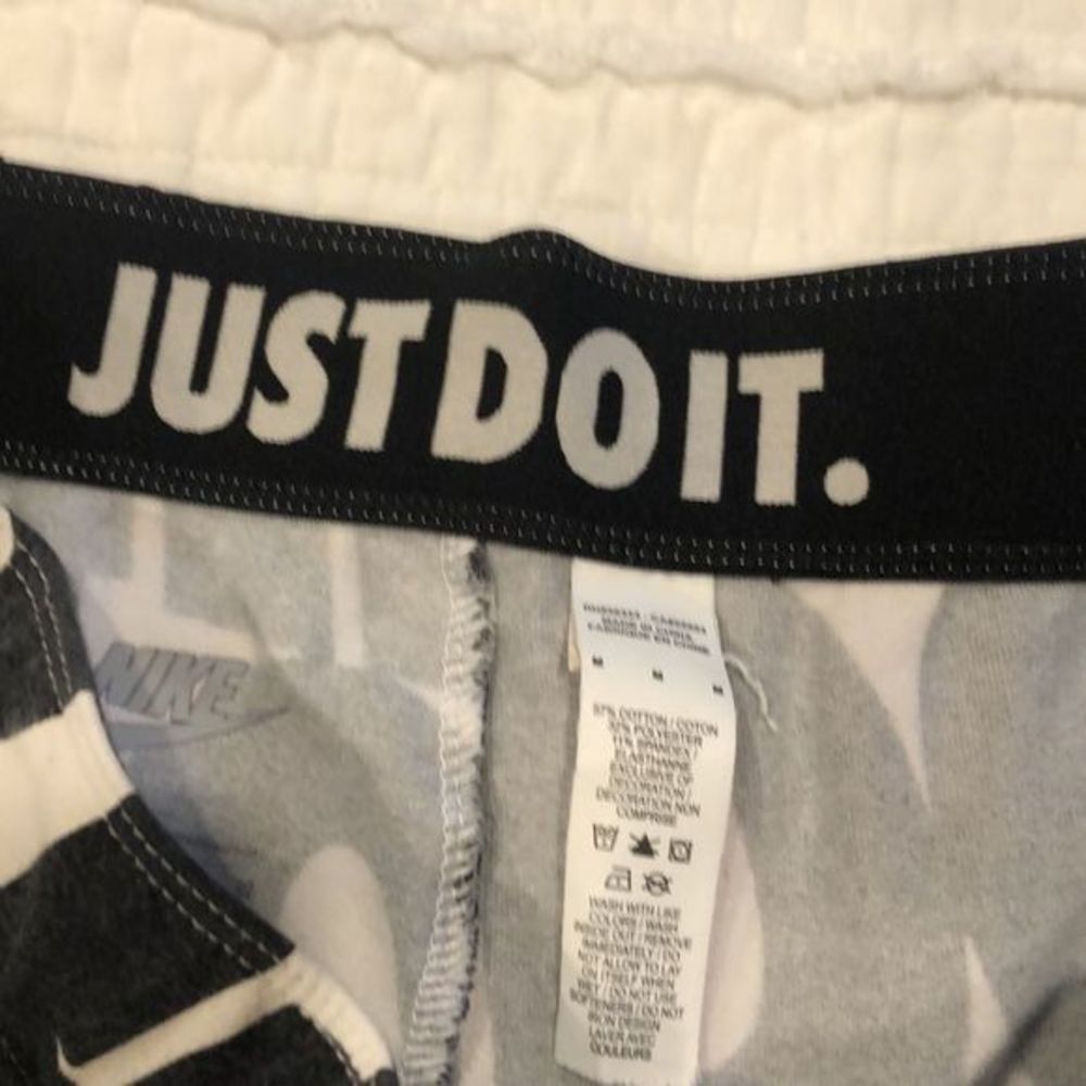 Nike Bold Black and White Lettered Leggings - Picture 2 of 5